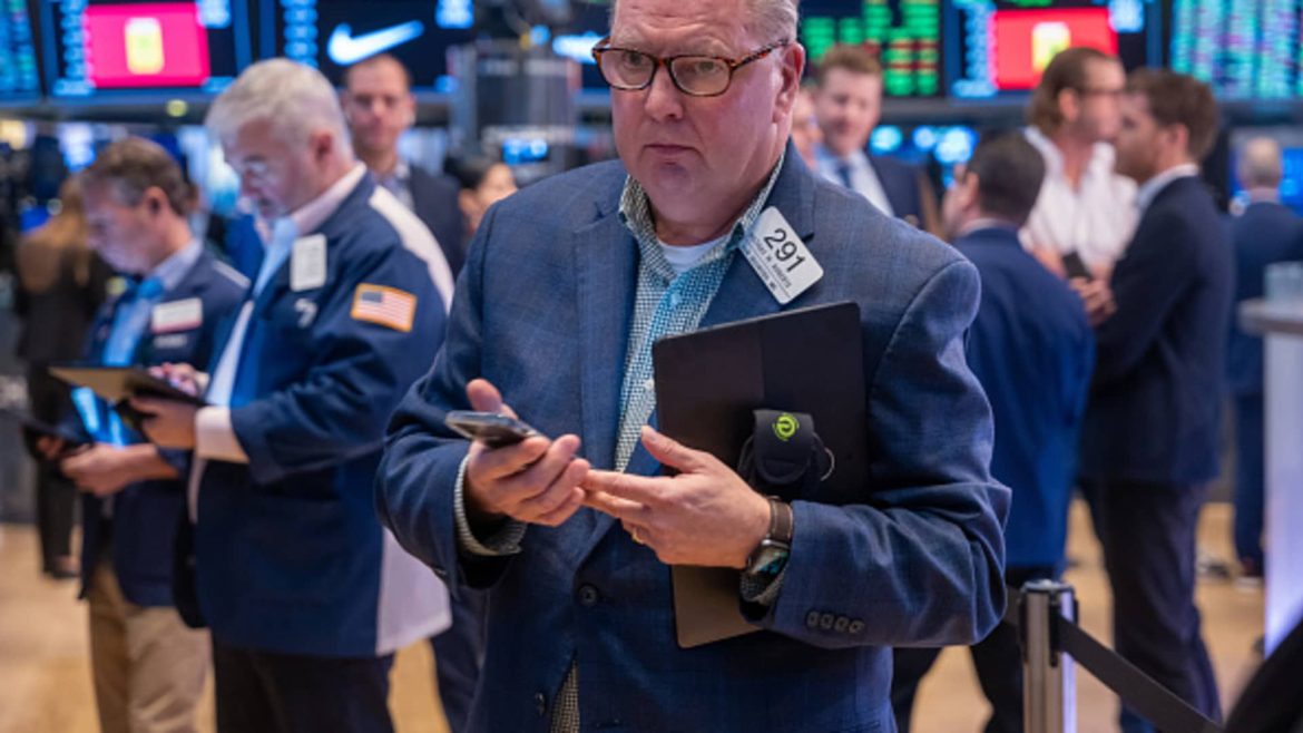 107334260-1700062481847-gettyimages-1794985173-wallstreet31229_fblox37n.jpeg
